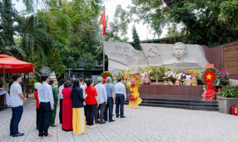 UEH dâng hoa, dâng hương tưởng niệm Cố Tổng Bí thư Trần Phú và các Anh hùng liệt sĩ