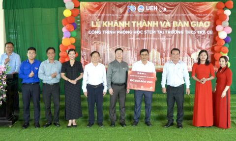 Đoàn công tác NEU và UEH bàn giao Phòng học STEM tại Trường THCS Trà Cú, tỉnh Vĩnh Long